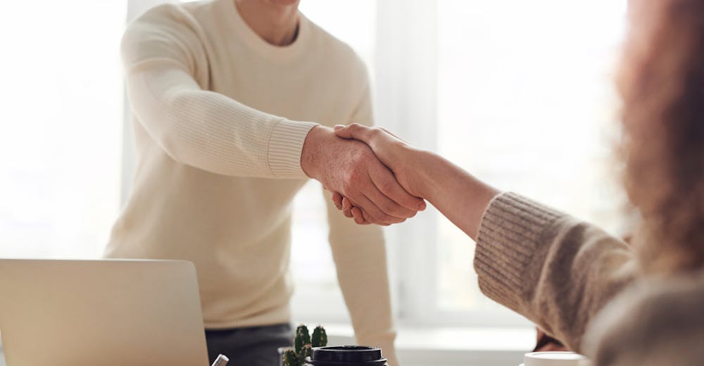 Alanova vs Hunter.io: Mana yang Lebih Baik untuk Lead Generation Bisnis Lokal?