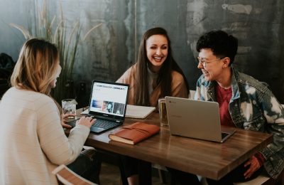 Tim startup bekerja bersama